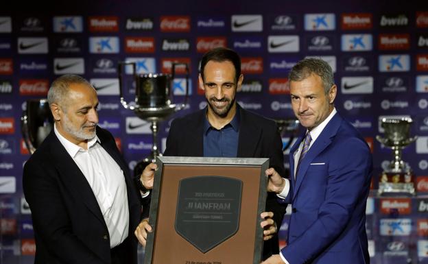 Tomás y Aguilera le entregaron una placa como la del paseo de leyendas