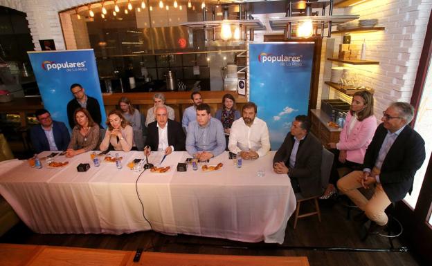 José Ignacio Ceniceros, rodeado por varios de los integrantes de su candidatura autonómica, en su comparecencia de esta mañana en el Wine Fandango. 