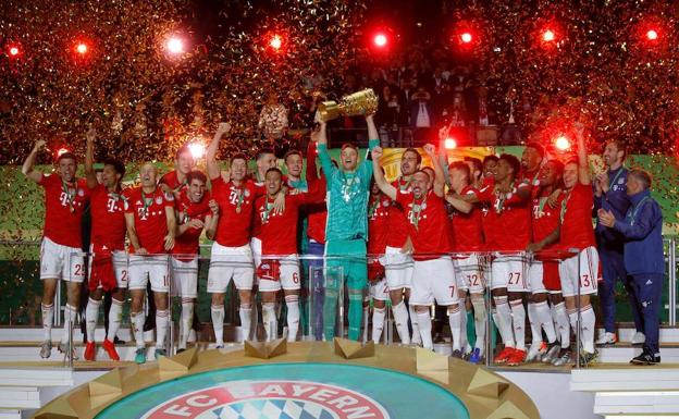Los jugadores del Bayern celebran la Copa Alemana conquistada en Berlín.
