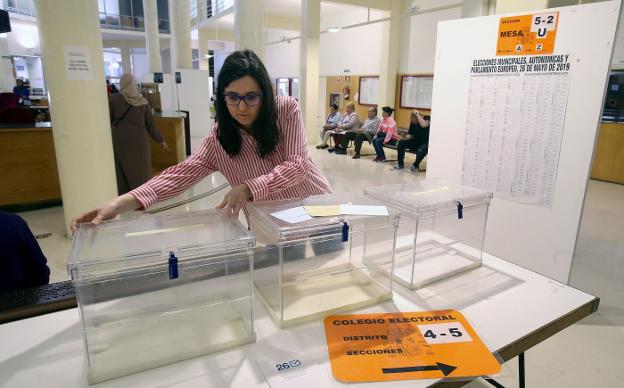 Urnas preparadas en el Ayuntamiento de Logroño, que hoy ejerce como colegio electoral. :