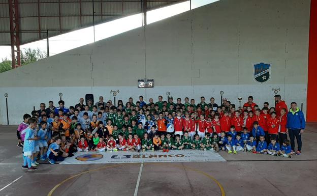 Foto de familia de los participantes del torneo del Berceo