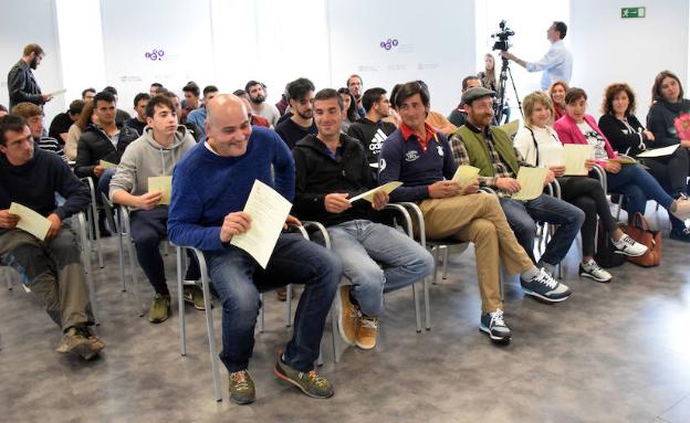 Los jóvenes agricultores y ganaderos con sus títulos. 