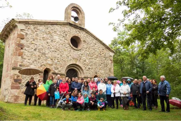 Participantes en la romería, junto a la ermita. :: m.a. elviro