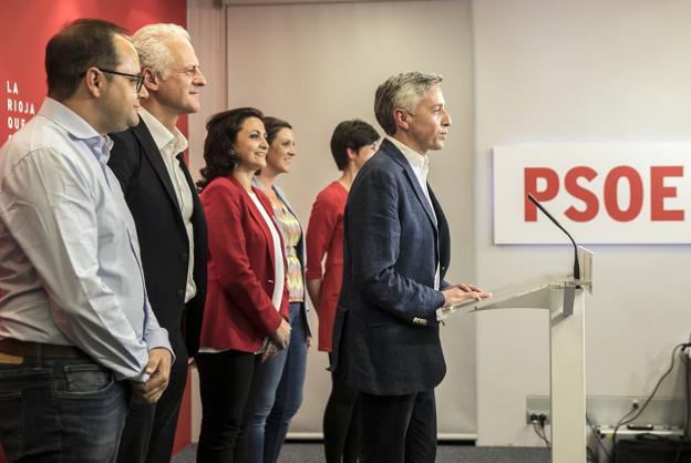 Francisco Ocón se dirige a la prensa durante la noche electoral en la sede de Martínez Zaporta.