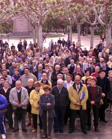 Imagen secundaria 2 - Manifiesto leido en la Glorieta por la Asociación de la Prensa de La Rioja y concentración cívica en El Espolón, convocada por el Consejo de la Juventud, en repulsa por el asesinato de José Luis López Lacalle por ETA. 