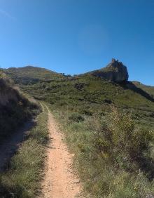 Imagen secundaria 2 - Vista de la peña y el castillo de Clavijo, sendero de la Vía Romana en Alberite y subida a Clavijo