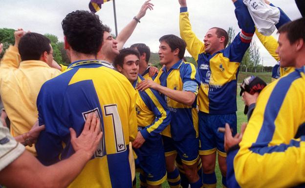 Celebraciones por la victoria en el partido y ascenso del Alberite a Tercera División en la temporada 1999-2000. 