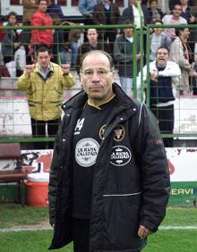 Imagen secundaria 2 - Manolo durante el partido de Liga de Fútbol de Segunda División A, Elche, 2-Logroñés, 1, en el final de la temporada 1999-2000. | Arenzana, desconsolado, al final del partido de Liga de Fútbol de Segunda División A, Elche, 2-Logroñés, 1. (EDR)| El entrenador del Logroñés, Marco Antonio Boronat, durante el partido contra el Eibar en la Liga de Fútbol de Segunda División A, en la temporada 1999-2000. (J.M.)