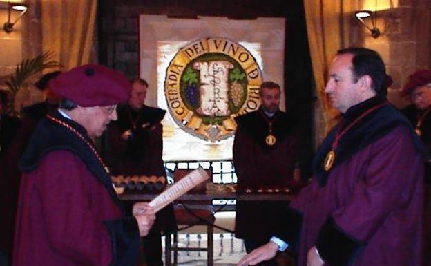 Toma de posesión de Pedro Sanz como cofrade de la Cofradía del Vino de Rioja en Santo Domingo de la Calzada. 