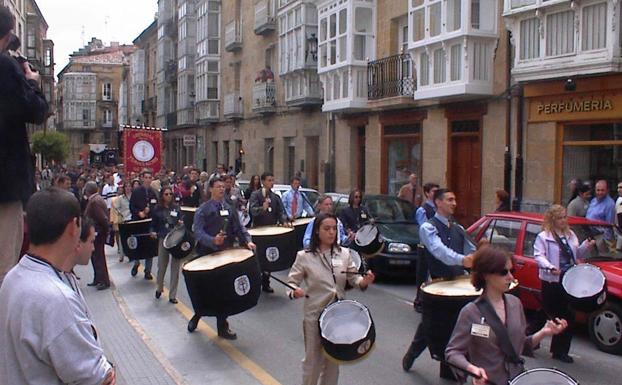 Imagen principal - Desfile de cofradías participantes en el I Encuentro de Hermandades y Cofradías de la Diócesis. | Rueda cubana para conseguir un record | Los participantes en la I Marcha Senderista por los Montes de Anguiano en el primer avituallamiento. 