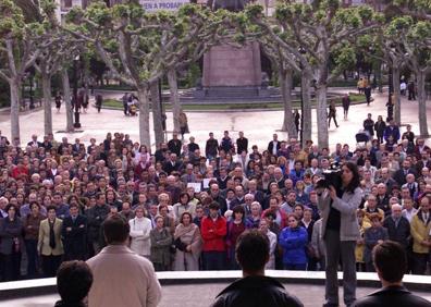 Imagen secundaria 1 - Manifiesto leido en la Glorieta por la Asociación de la Prensa de La Rioja y concentración cívica en El Espolón, convocada por el Consejo de la Juventud, en repulsa por el asesinato de José Luis López Lacalle por ETA. 