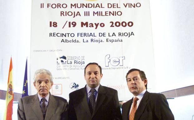 Felipe Rosel (I), Pedro Sanz, y Javier Erro (D), en el II Foro Mundial del Vino. F.D.