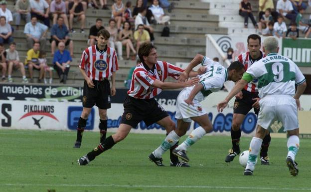 Imagen principal - Manolo durante el partido de Liga de Fútbol de Segunda División A, Elche, 2-Logroñés, 1, en el final de la temporada 1999-2000. | Arenzana, desconsolado, al final del partido de Liga de Fútbol de Segunda División A, Elche, 2-Logroñés, 1. (EDR)| El entrenador del Logroñés, Marco Antonio Boronat, durante el partido contra el Eibar en la Liga de Fútbol de Segunda División A, en la temporada 1999-2000. (J.M.)