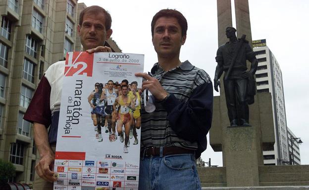 Los atletas Abel Antón (I) y Marín Fiz en una visita de promoción de la Media Maratón de La Rioja del año 2000, en la que participarán ambos campeones del mundo. 