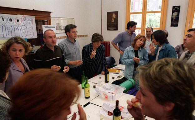 Miembros de la Plataforma por la Escuela Pública de La Rioja, encerrados en la Escuela de Artes y Oficios. ¡