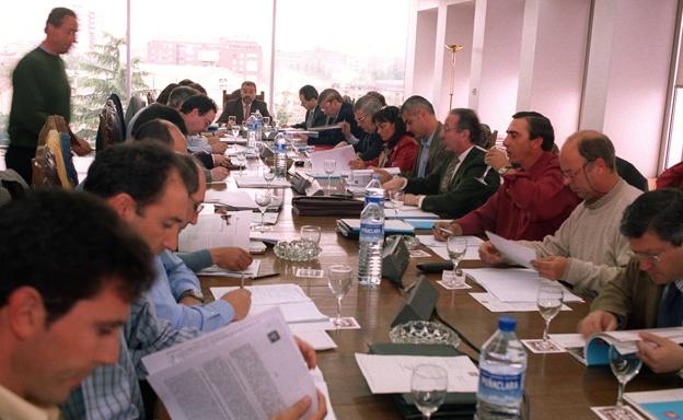 Pleno del Consejo Regulador de la Denominación de Origen Calificada Rioja, presidido por angel Jaime Baró, para calaificar la cosecha del año 1999. 