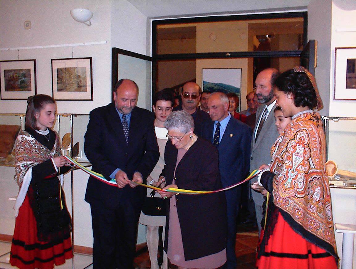 Imagen principal - El alcalde de Arnedo, José Mª León Quiñones, ofrece la cinta a la madre del paleontólogo Santiago Jiménez, Felisa García, en la inauguración Museo de Ciencias Naturales. Debajo, frente a un ordenador durante «Festivit», festival de de nuevas tecnologías. Yacimiento de huellas de dinosaurios descubierto en Hornillos de Cameros.