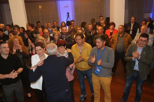 Ceniceros recibe el aplauso de los militantes y dirigentes del PP durante la noche electoral del pasado domingo.