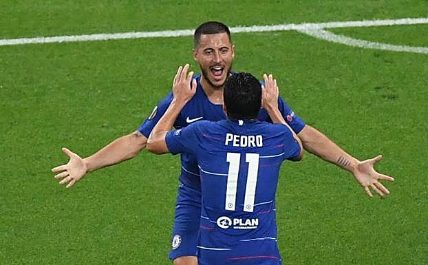 Hazard y Pedro festejan uno de los goles del Chelsea. 
