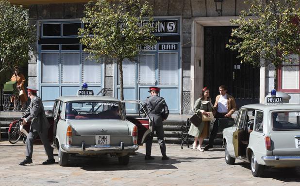 La Policía llega al domicilio de Txabi Etxebarrieta en la plaza de Unamuno en el rodaje de 'La línea invisible'.