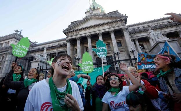 Mujeres de todas las edades se concentraron ayer ante el Congreso en apoyo a una ley de aborto libre y seguro.