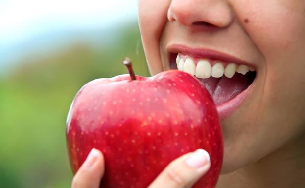 La inaudita historia de la manzana que te comes
