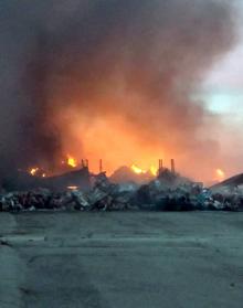 Imagen secundaria 2 - El propietario de la planta de reciclaje de Pradejón, entre los tres detenidos por el incendio que la arrasó