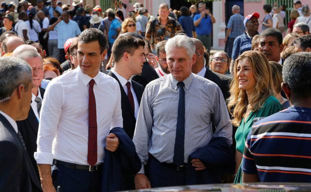 Sánchez junto al presidente de Cuba, Miguel Díaz-Canel, durante su visita a La Habana.