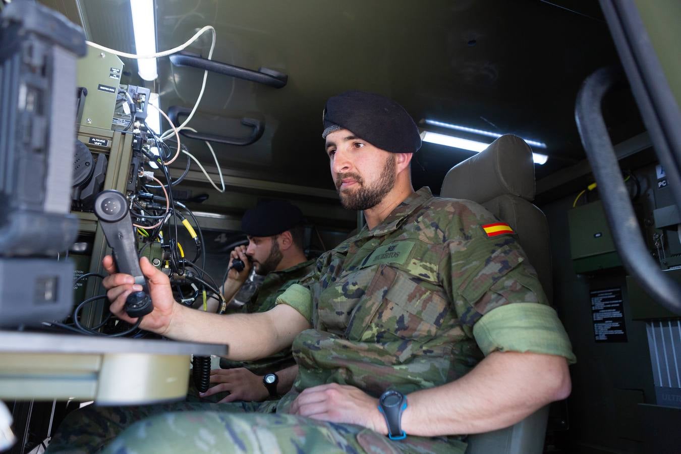 Varias unidades del Ejército de Tierra muestran este viernes algunos de sus equipos operativos en Logroño como muestra de agradecimiento a la ciudad, por el acogimiento que recibieron hace un año en la celebración del Día de las Fuerzas Armadas en la capital riojana