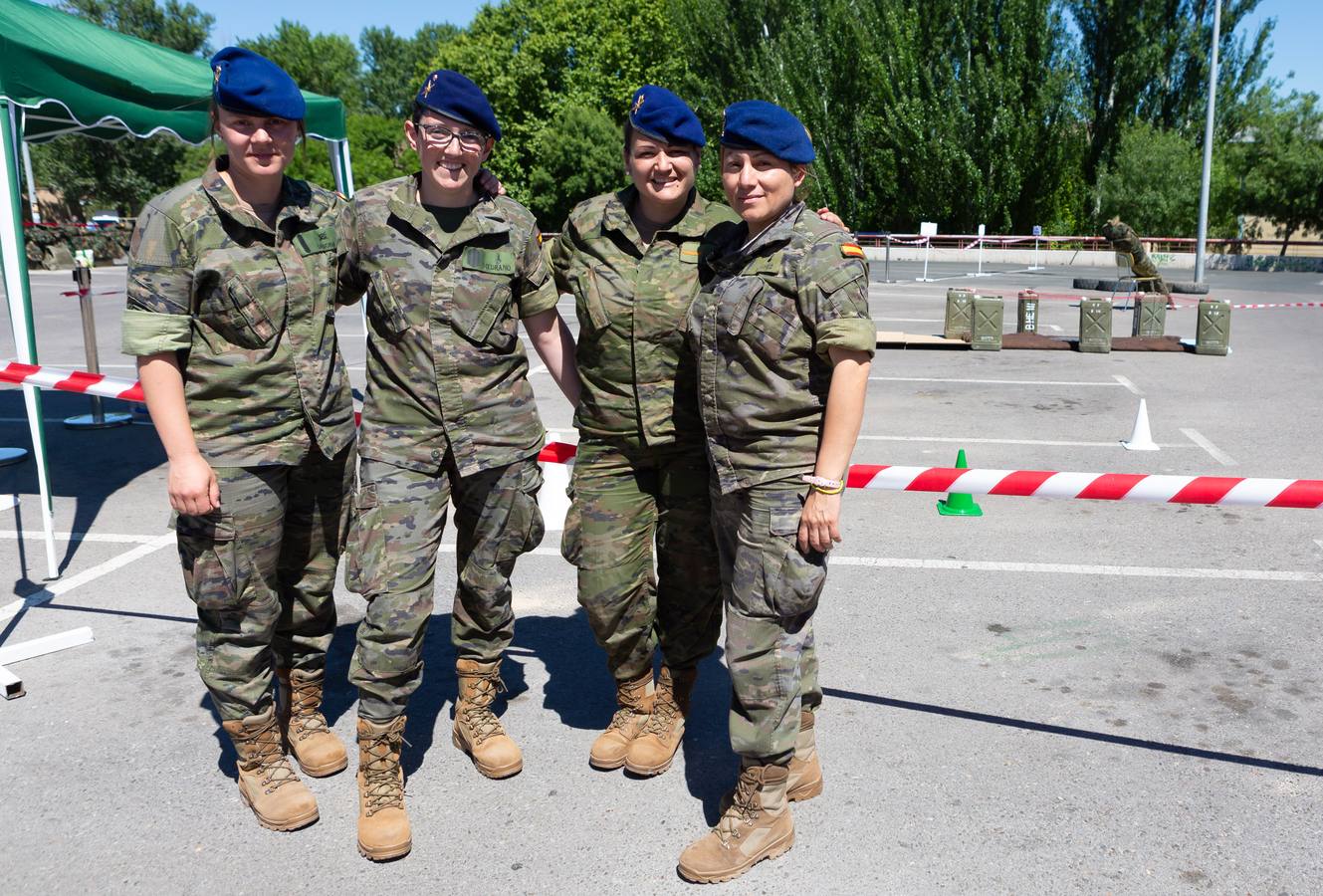 Varias unidades del Ejército de Tierra muestran este viernes algunos de sus equipos operativos en Logroño como muestra de agradecimiento a la ciudad, por el acogimiento que recibieron hace un año en la celebración del Día de las Fuerzas Armadas en la capital riojana