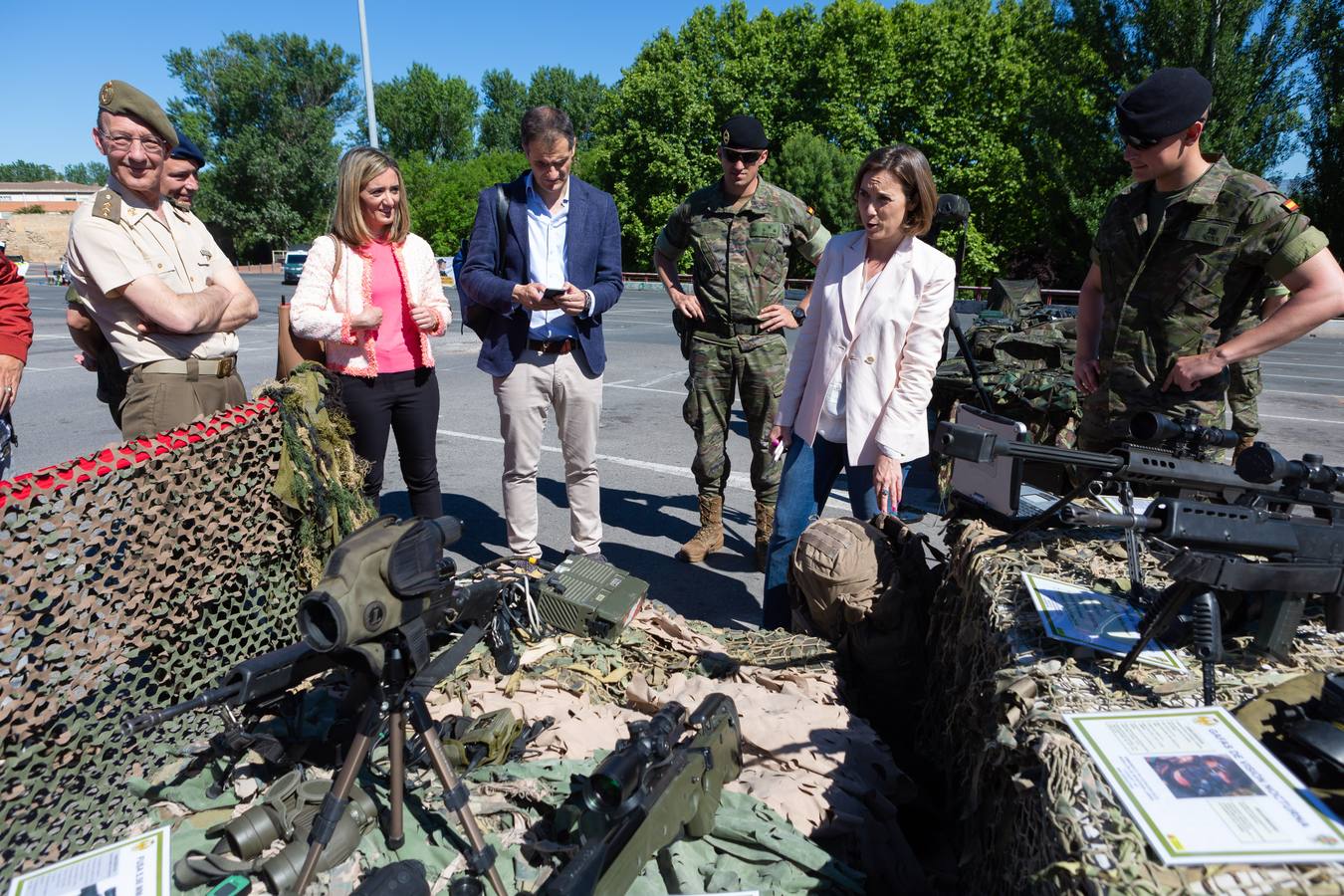 Varias unidades del Ejército de Tierra muestran este viernes algunos de sus equipos operativos en Logroño como muestra de agradecimiento a la ciudad, por el acogimiento que recibieron hace un año en la celebración del Día de las Fuerzas Armadas en la capital riojana