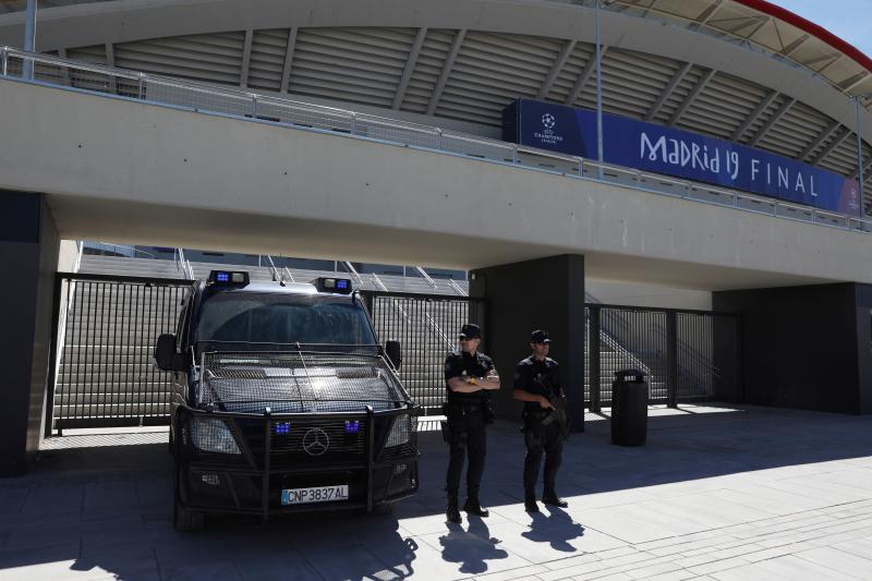 Dos agentes de la Policía Nacional, a las puertas del Metropolitano. 