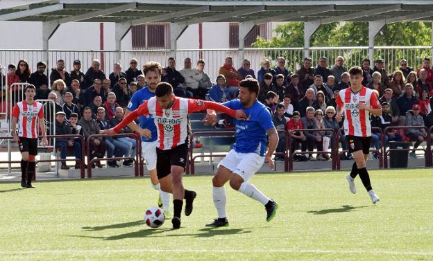 Ousama se desprende de su defensor en el partido de ida. :: m.H.