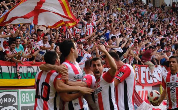 Los jugadores de la UD Logroñés celebran su primer gol.