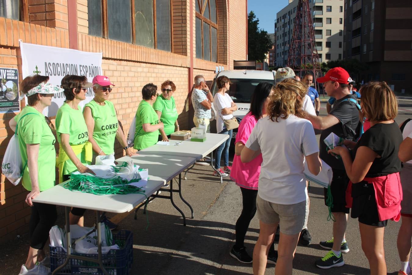 Fotos: Más de 120 personas participan en la XIV Marcha Arnedo-Arnedillo a favor de los proyectos de la AECC