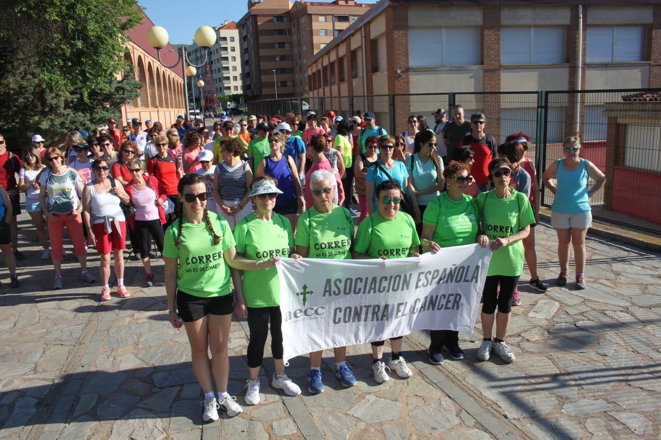 Fotos: Más de 120 personas participan en la XIV Marcha Arnedo-Arnedillo a favor de los proyectos de la AECC