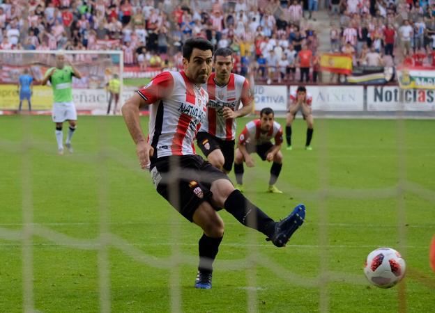 Andy Rodríguez transforma el penalti sobre André. 