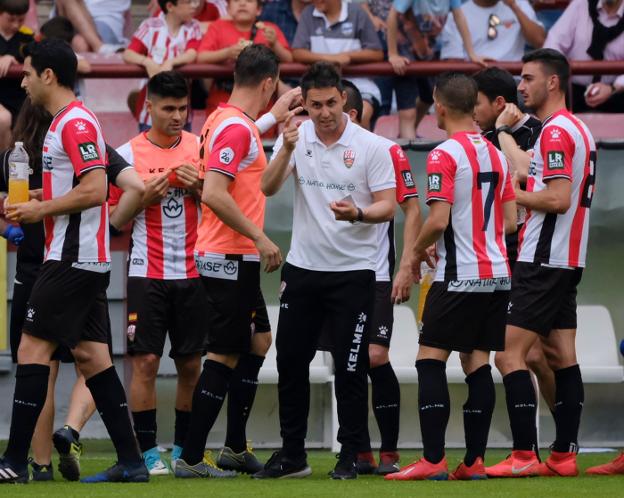 Sergio Rodríguez se dirige a sus jugadores durante el partido de ayer. 