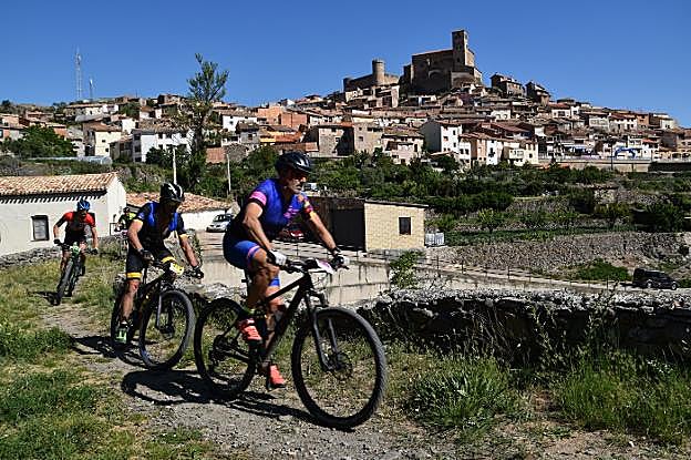 Una de las partes del recorrido con Cornago, su castillo e iglesia al fondo. 