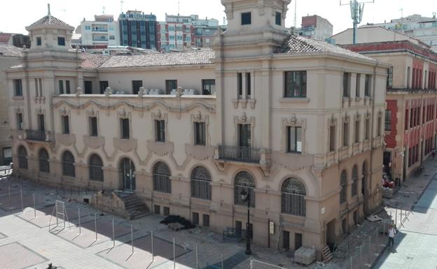 Edificio de Correos, esta tarde, con casi todo el andamiaje retirado.