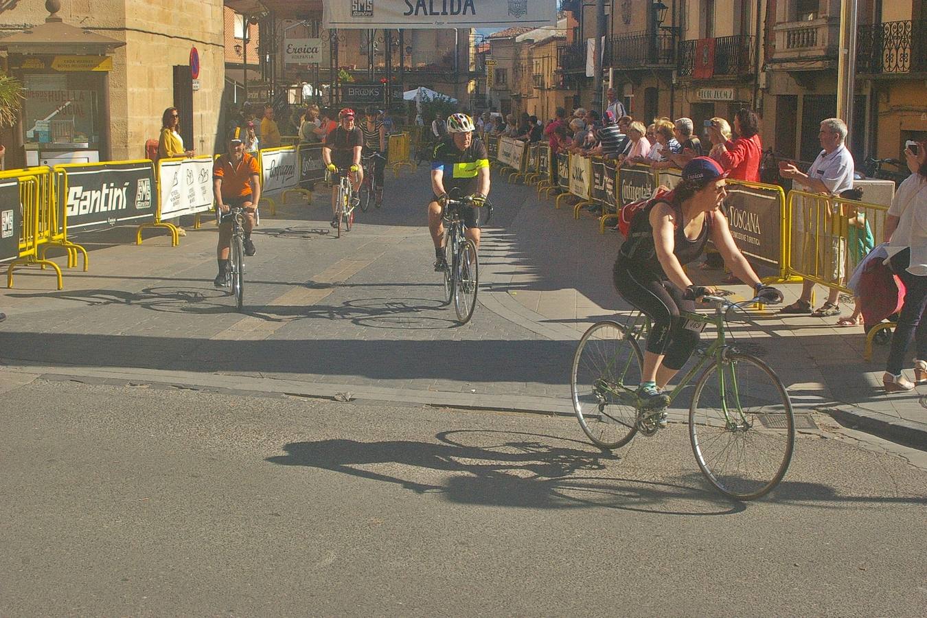 Cenicero acogió la Eroica Hispania, una prueba de ciclismo clásico en la que los aficionados a esta modalidad de ciclismo recorrieron diferentes trayectos por la Rioja Alta; disfrutando del paisaje, el vino, la cultura y la gastronomía