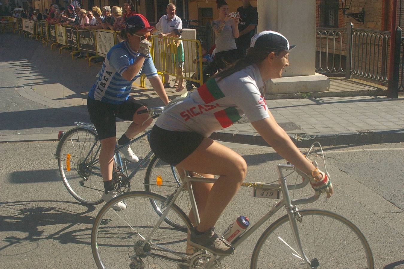 Cenicero acogió la Eroica Hispania, una prueba de ciclismo clásico en la que los aficionados a esta modalidad de ciclismo recorrieron diferentes trayectos por la Rioja Alta; disfrutando del paisaje, el vino, la cultura y la gastronomía