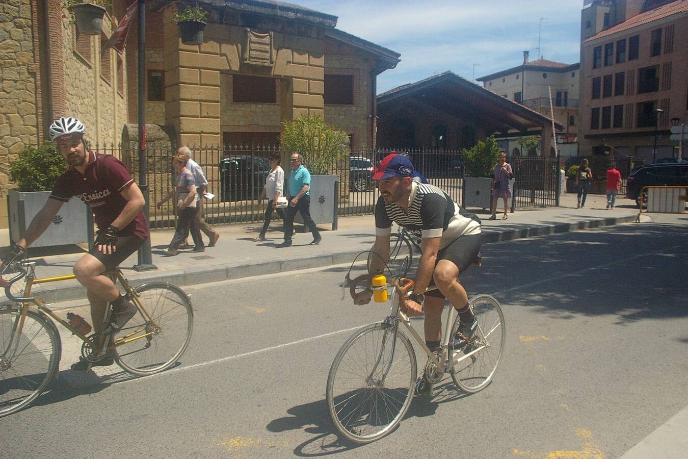 Cenicero acogió la Eroica Hispania, una prueba de ciclismo clásico en la que los aficionados a esta modalidad de ciclismo recorrieron diferentes trayectos por la Rioja Alta; disfrutando del paisaje, el vino, la cultura y la gastronomía