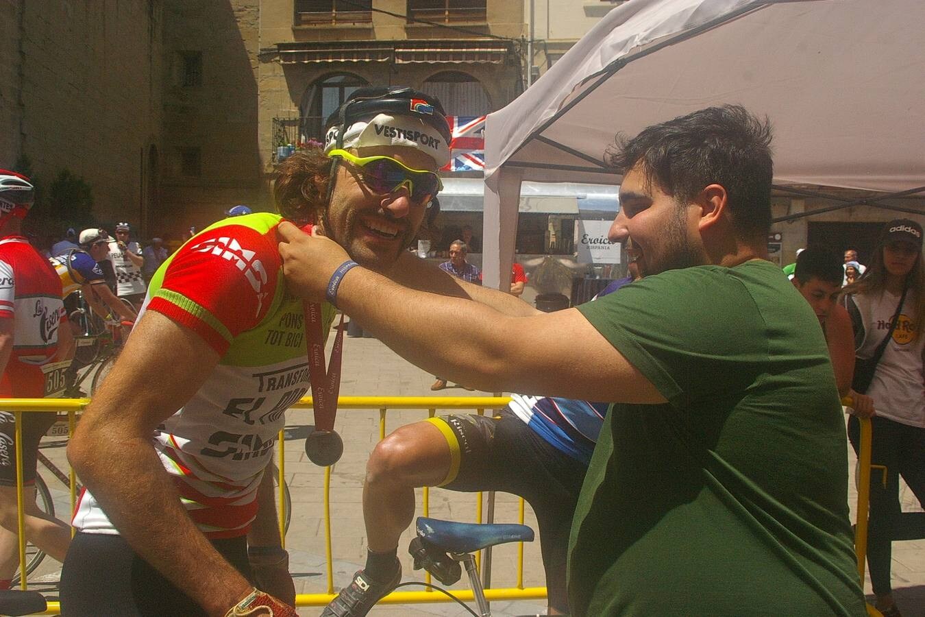 Cenicero acogió la Eroica Hispania, una prueba de ciclismo clásico en la que los aficionados a esta modalidad de ciclismo recorrieron diferentes trayectos por la Rioja Alta; disfrutando del paisaje, el vino, la cultura y la gastronomía