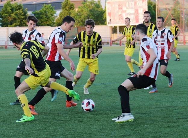 Arpón conduce el esférico durante el partido del pasado domingo contra el Cayón.