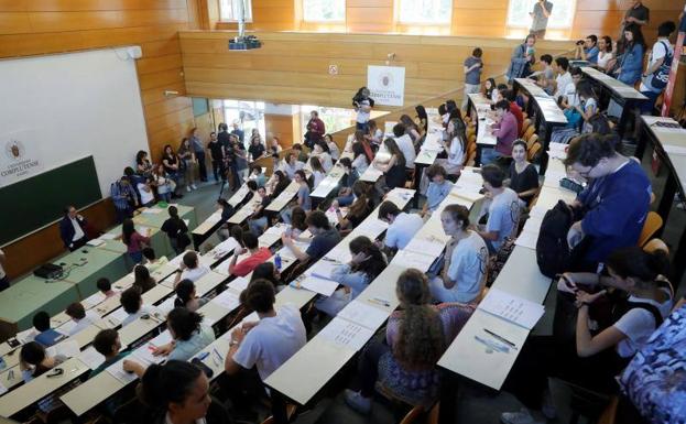 Aula en la facultad de Odontología de la Universidad Complutense de Madrid durante la Evaluación para el Acceso a la Universidad (EvAU).