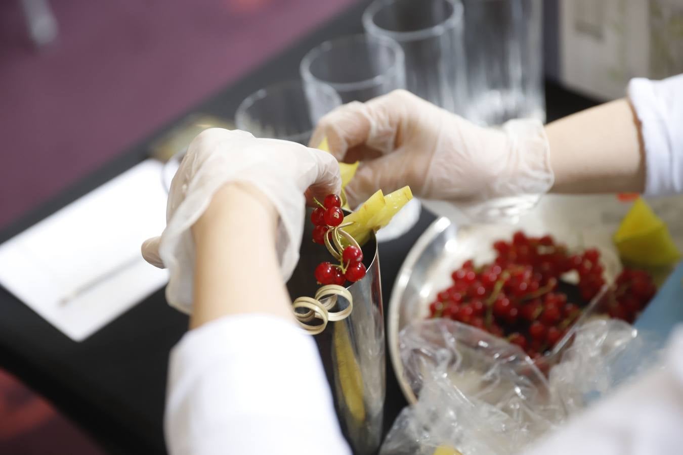 Nuria, del bar vegano El Arao, de la calle Padre Marín de Logroño, gana el concurso de cócteles de La Rioja. Este campeonato es clasificatorio para el Nacional que este año se celebrará en Pamplona a finales de noviembre y donde competirán concursantes de todas las Comunidades y de ahí saldrá el Campeón de España que irá al Campeonato del mundo.