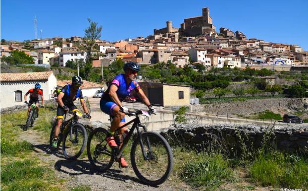 Ciclistas pasando por Cornago en la marcha BTT del 2 de junio