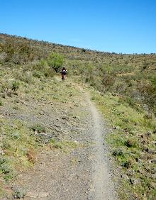 Imagen secundaria 2 - Vista de Cornago desde una pista de la ruta, ciclistas haciendo el recorrido y uno de los senderos