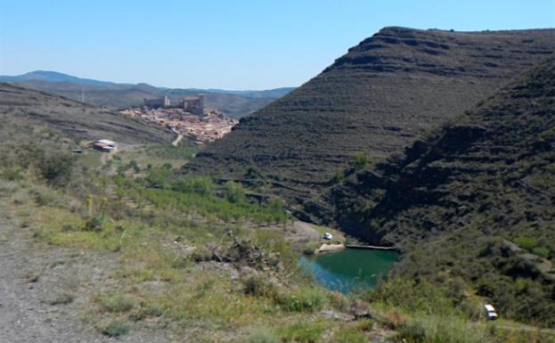 Imagen principal - Otra vista de Cornago, sendero de bajada a Las Navas y río Linares cerca de Cornago